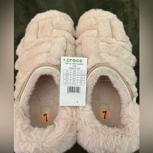 CROCS Stomp Lined Quilted Clog in Pale Pink Faux Fur